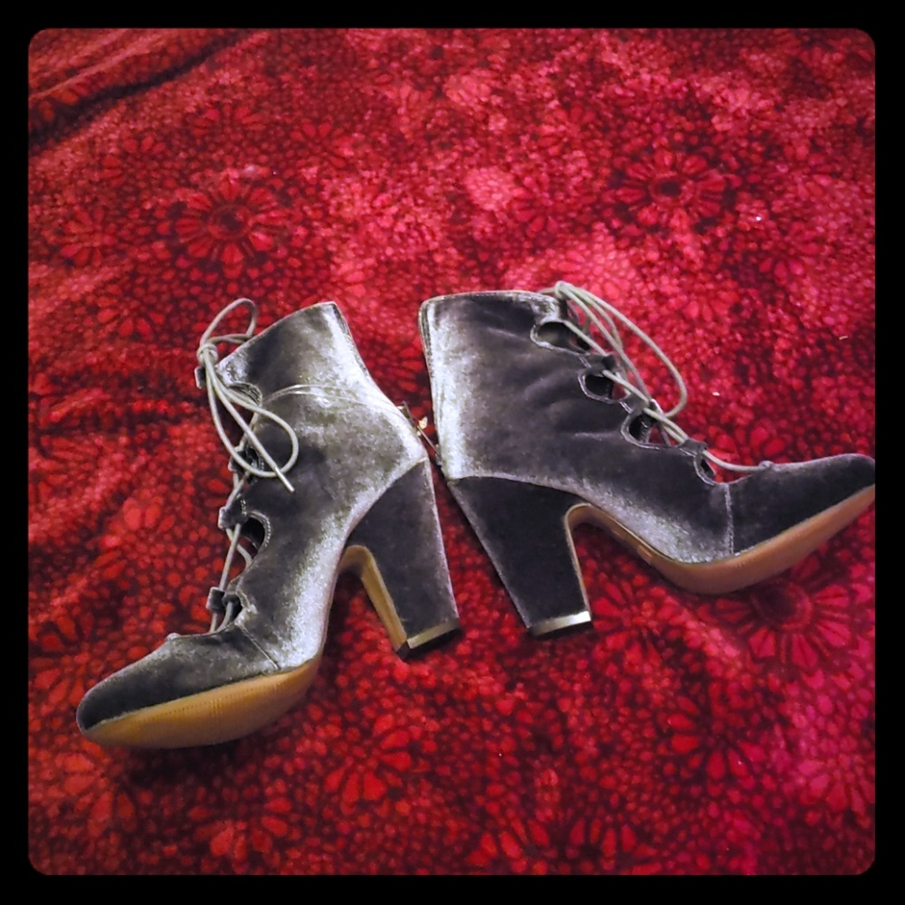 Velvet gray shoes brand new heels